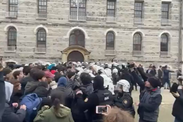 Boğaziçi Üniversitesi’ne giren polis, öğrencilere biber gazı sıktı