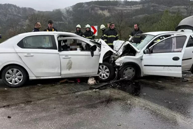 Burdur’da iki otomobil kafa kafaya çarpıştı: 7 ölü, 5 yaralı