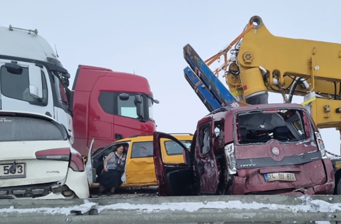 Erzurum’da zincirleme kaza: 20 yaralı, yol trafiğe kapatıldı!