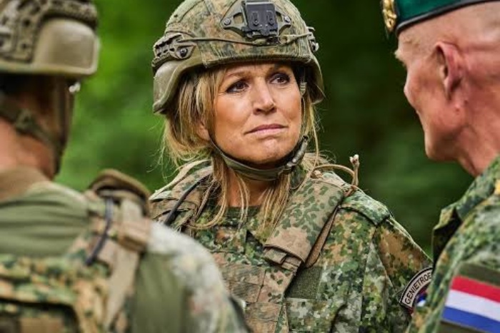 Veliaht prensesten sonra Hollanda Kraliçesi Máxima da yedek askerlik eğitimine başladı