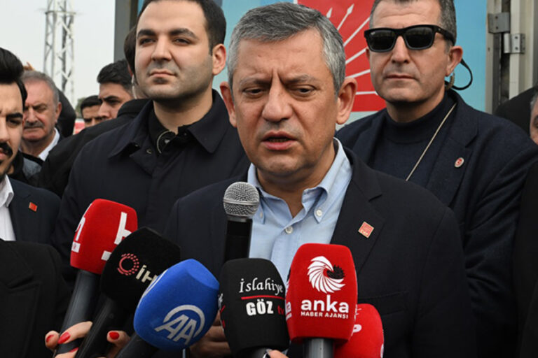 Özgür Özel deprem bölgesinden Erdoğan’a seslendi: ”Ecevit’e ne söylediyse bin beterini yaşattı”