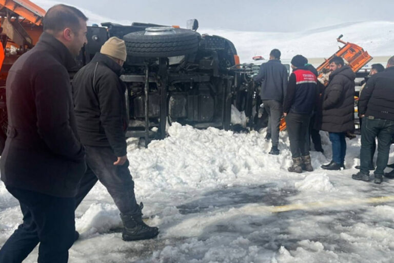 Van’da kar küreme aracı devrildi: 2 ölü