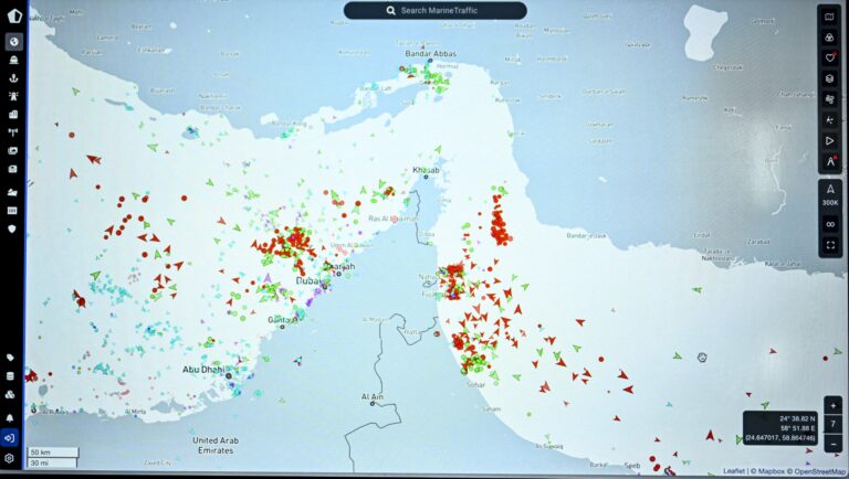 Tayland bandıralı bir kargo gemisi, Hürmüz Boğazı yakınlarında saldırıya uğradı