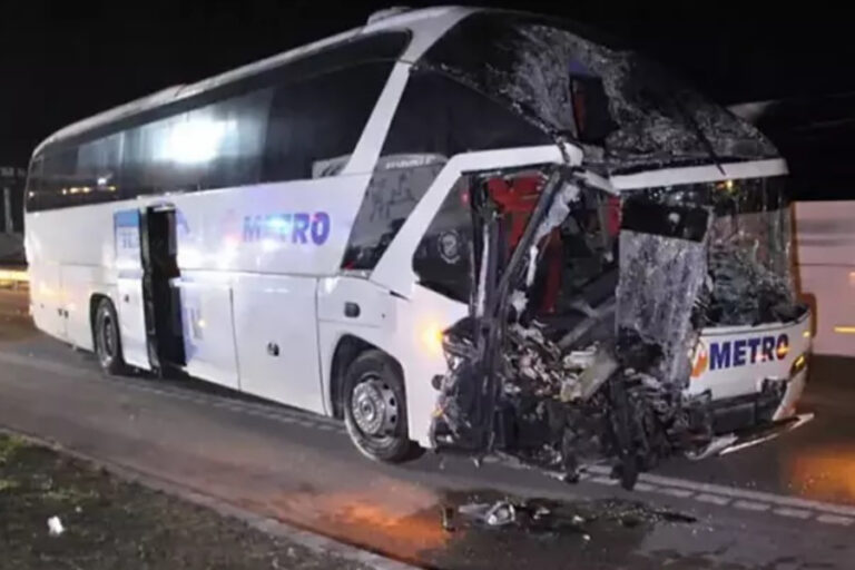 Amasya’da yolcu otobüsü TIR’a çarptı: 11 yaralı