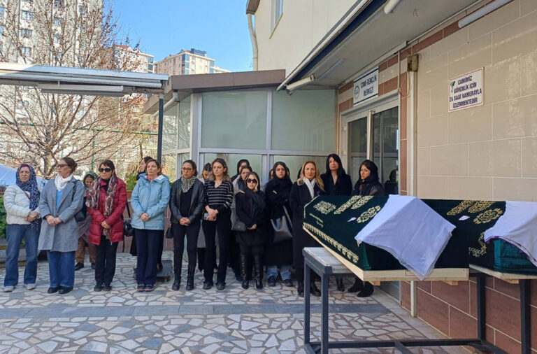 Sahilde ölü bulunmuşlardı; anne ve kızı son yolculuğuna uğurlandı