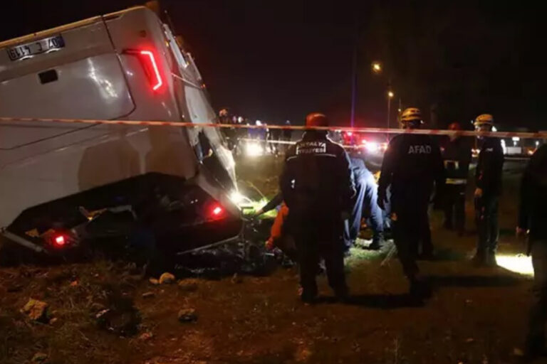 Antalya’da cezaevi servisi şarampole devrildi: 16 infaz koruma memuru yaralandı