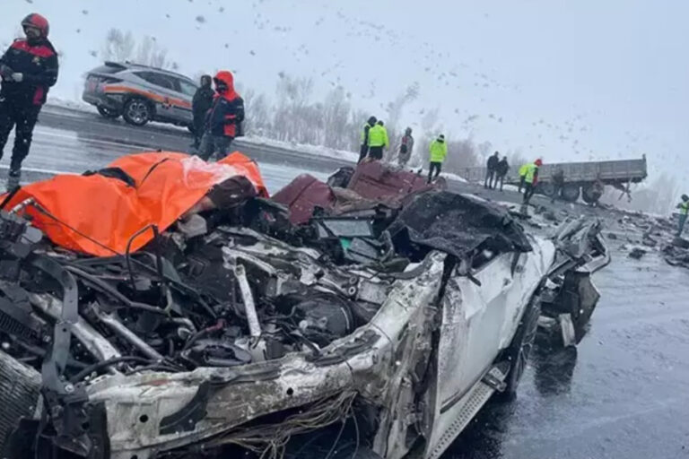 Bitlis’te otomobil TIR’a çarptı: Karı-koca öldü, 5 kişi de yaralı