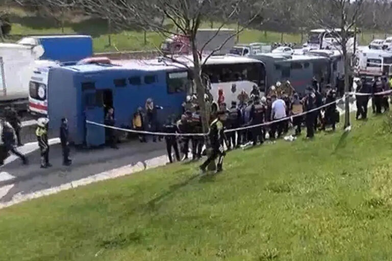 İstanbul’da 4 cezaevi nakil aracı kaza yaptı: 6’sı jandarma 17 yaralı
