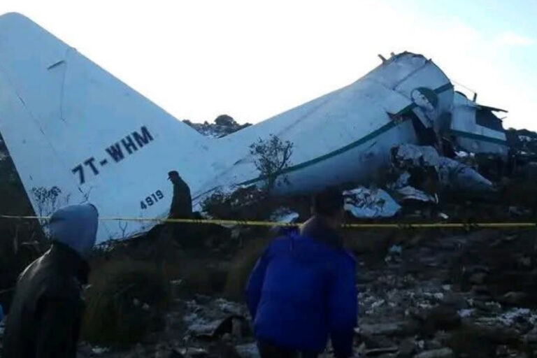Cezayir’de askeri nakliye uçağı düştü: 2 ölü