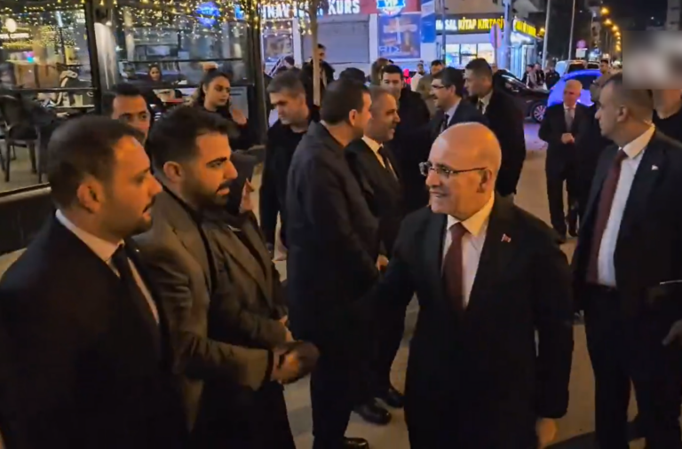 Konvoyu için yolu kapatmıştı; Mehmet Şimşek memleketi Batman’da yuhalandı