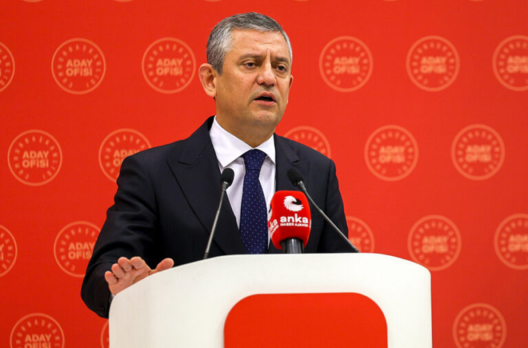 Özgür Özel’den iktidara ‘Trump’ eleştirisi:  “İran’ı kınıyor ama ABD’ye tek söz edemiyorlar!”