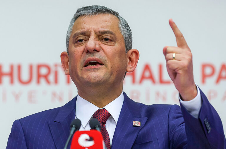 Özel’den Akın Gürlek’e cevap: “Muhittin Böcek’e şantaj yaptığını kendisi itiraf etmiş oldu”