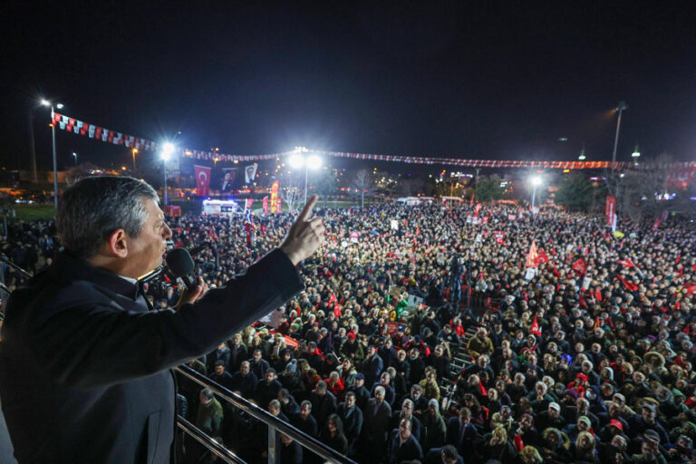 Özgür Özel Selâtin camilerindeki yarım milyar liralık yolsuzluğu ifşa etti: ”Süleyman Soylu, hırsızların imdadına yetişti”
