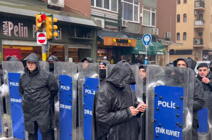 polis-barikat