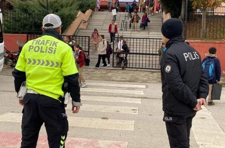 Yusuf Tekin duyurdu; ‘riskli’ okullara 24 saat ‘polis devriyesi’ geliyor