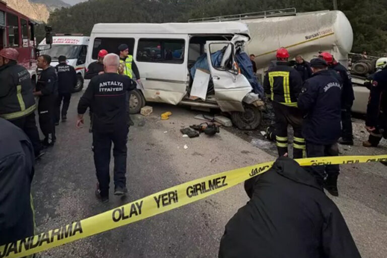 Antalya’da feci kazada can pazarı yaşandı: 7 ölü, 2’si ağır 7 yaralı
