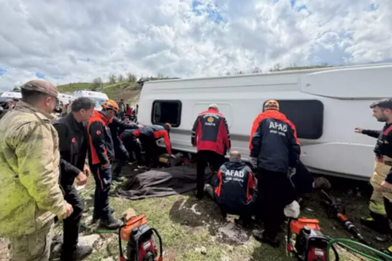 Diyarbakır’da midibüs devrildi: 1 ölü, 12 yaralı