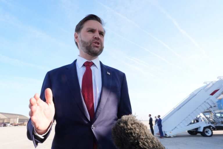 JD Vance, İran ile yapılacak görüşmeler için Pakistan’a gitti
