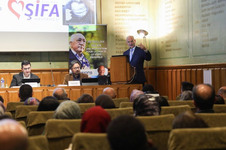 Fethullah Gülen Hocaefendi’nin biyografisi Fransızca’ya çevrildi; yazar Jon Pahl’e Fransa turunda büyük ilgi