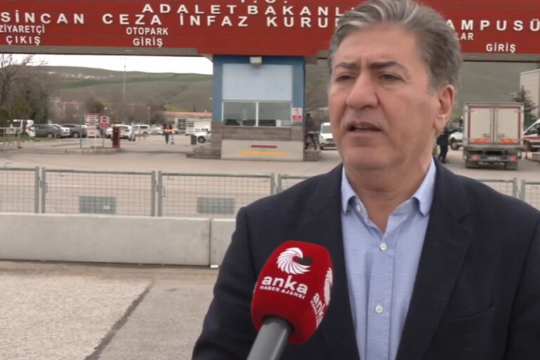 CHP’li Murat Emir Tanju Özcan ve İsmail Arı’yı cezaevinde ziyaret etti: ”28 kişilik koğuşta 46 kişi kalıyor”