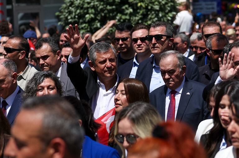 Özgür Özel, Sakarya’da: “İlk üç ayda faize 876 milyar lira; çiftçiye 60 milyar TL destek ödediler!