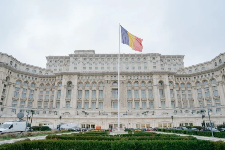 Romanya’da siyasi kriz: Koalisyonun en büyük partisi hükümetten çekildi