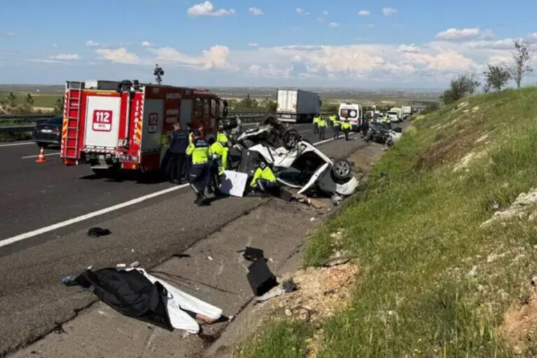 Şanlıurfa’da zincirleme kaza: 3 ölü, 5 yaralı
