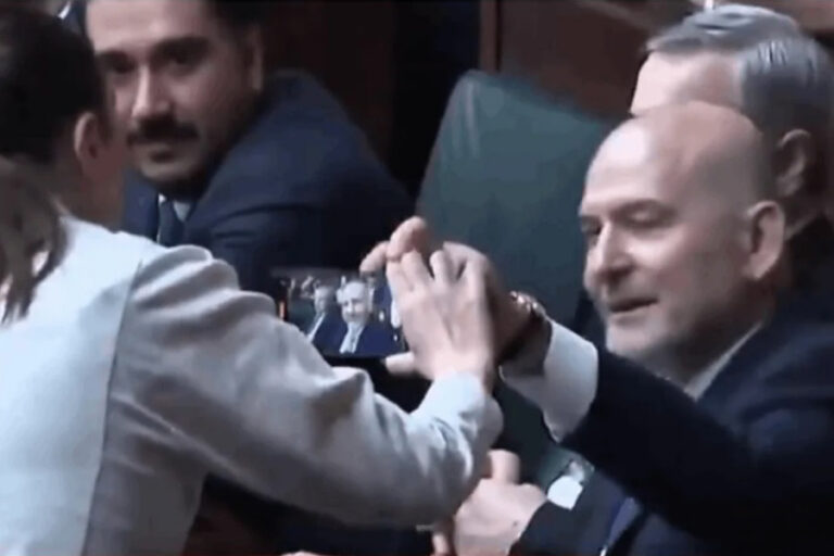 ‘Gülistan Doku’ sorusuna sinirlenen Süleyman Soylu muhabire fiziksel müdahale bulundu