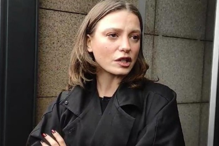 Serenay Sarıkaya yurda dönüşünde gözaltına alındı