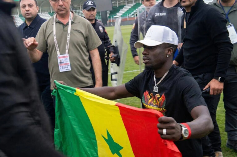 Amedsporlu Diagne Senagal bayrağı açtı, polis müdahale etti; sorun renkleri!