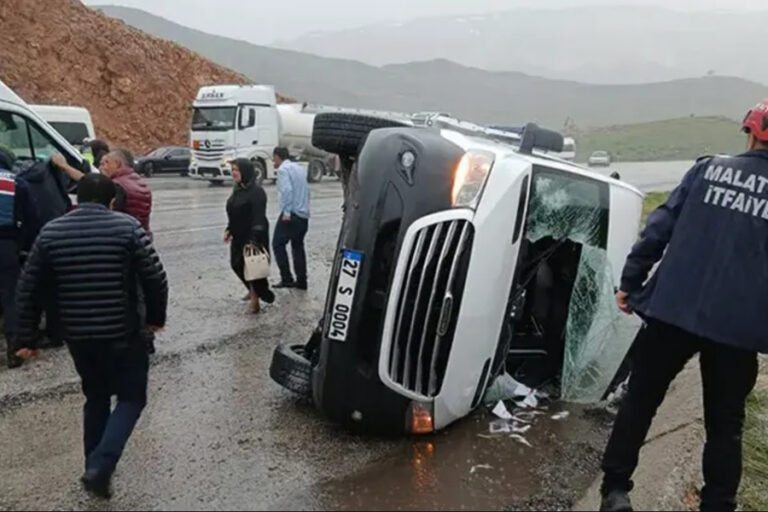 Malatya’da yolcu minibüsü devrildi: 12 yaralı