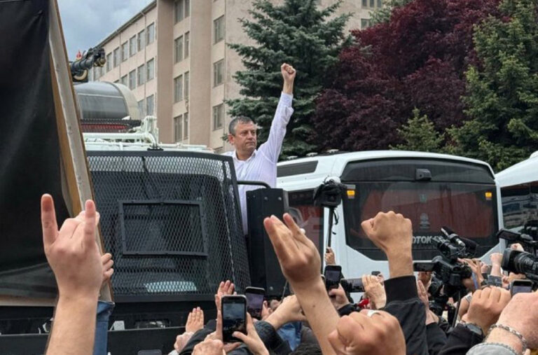 Özgür Özel, Meclis’e yürüdü, TOMA’ya çıktı: “Bundan sonra CHP’nin genel merkezi TBMM’dir”