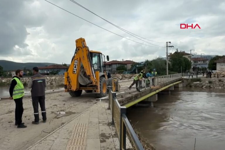 Taşkın riskine karşı Turhal’da köprüler sökülüyor