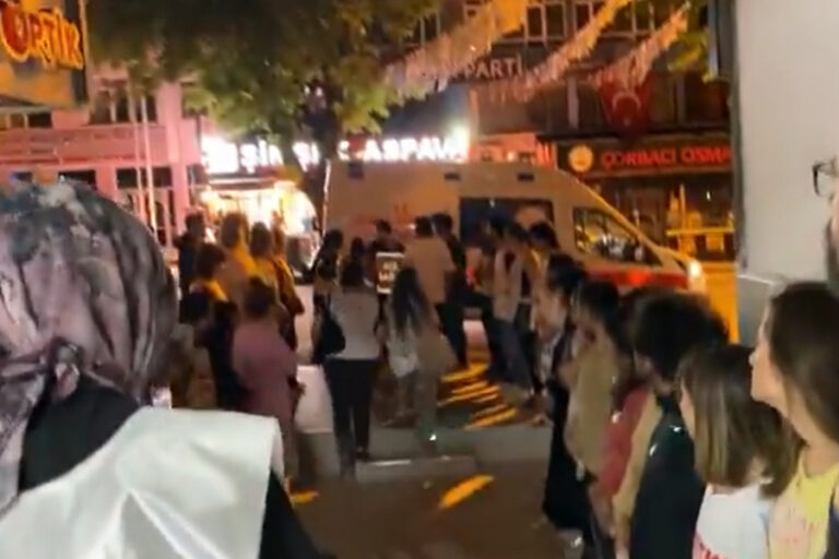 Açlık grevindeki 2 öğretmen hastaneye kaldırıldı