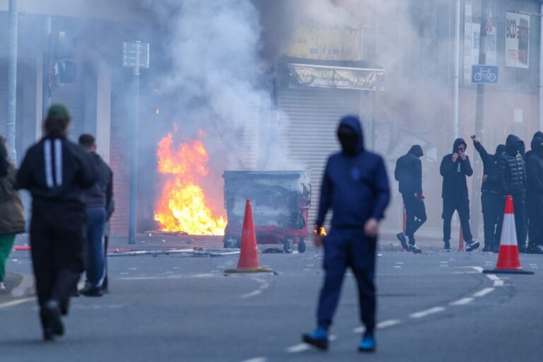 Bıçaklı saldırı Belfast’ı karıştırdı; göçmen karşıtları araçları ve binaları ateşe verdi