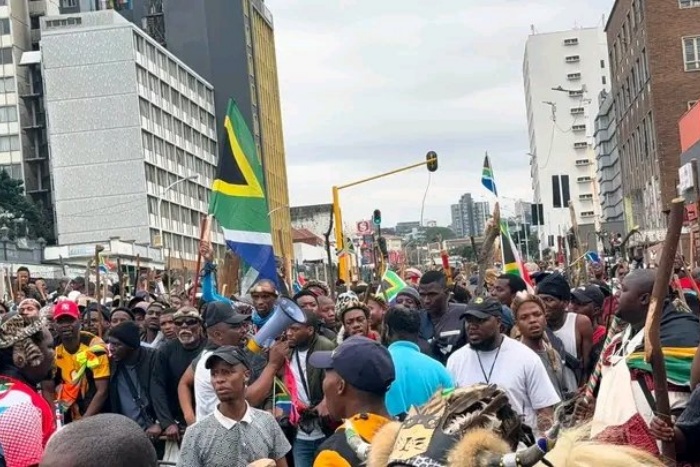 resim: Lesedi Sibiya: Yasadışı göçe karşı düzenlenecek protesto öncesinde, MK Partisi'nin organizatörleri ve partinin askerî kanadı, Johannesburg'daki Library Gardens'ta göstericileri karşılamak ve protestoyu başlatmak için hazırlıklarını sürdürüyor.