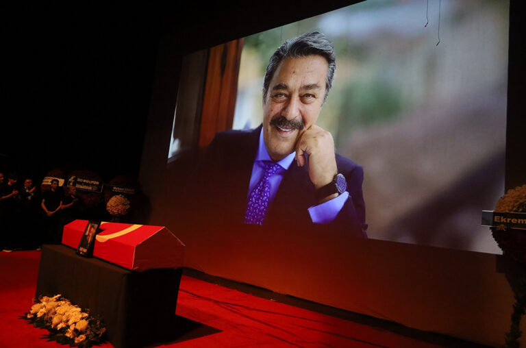 Kadir İnanır’a veda: Usta oyuncu Ulus Mezarlığı’nda toprağa verildi