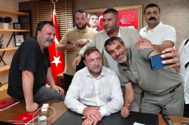 CHP İzmir’de arbede; atanan il başkanı gece yarısı koltuğa oturdu