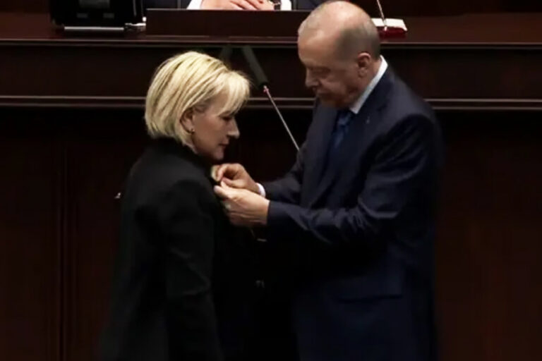 CHP’den istifa etmişti: AKP’ye katılan Nimet Özdemir’e rozeti Erdoğan taktı