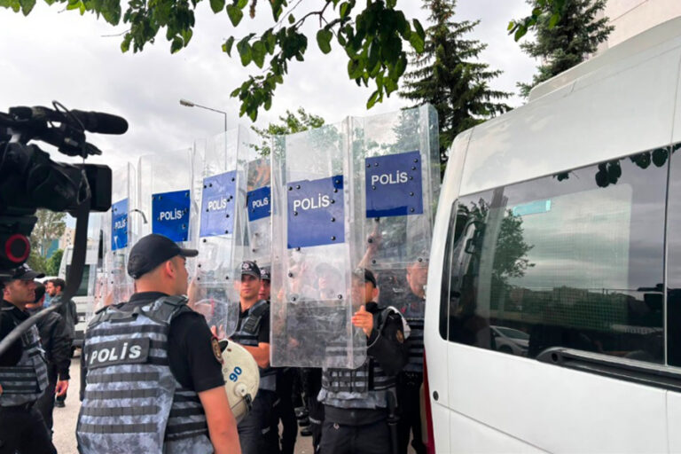 Öğretmenlere yine müdahale: Polis, gazetecilerin görüntü almaması için kalkandan duvar ördü