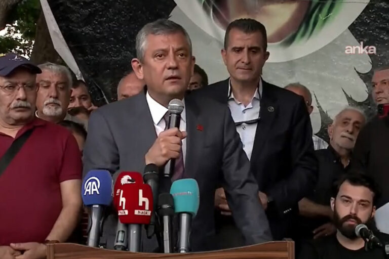 Cemevinde Muharrem iftarına katılan Özgür Özel: ”Baş vermeye ama baş eğmemeye söz veriyorum”