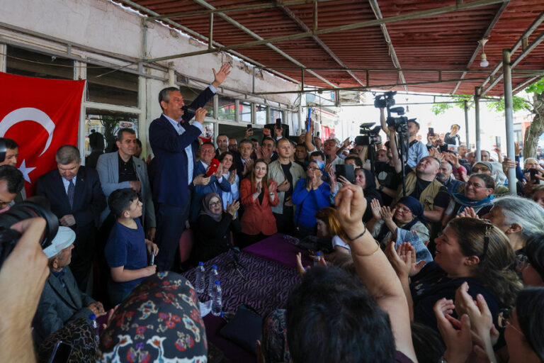 Özgür Özel: ”Bir kahvede sandalyenin üstündeyim ama milletin gönlündeyim”