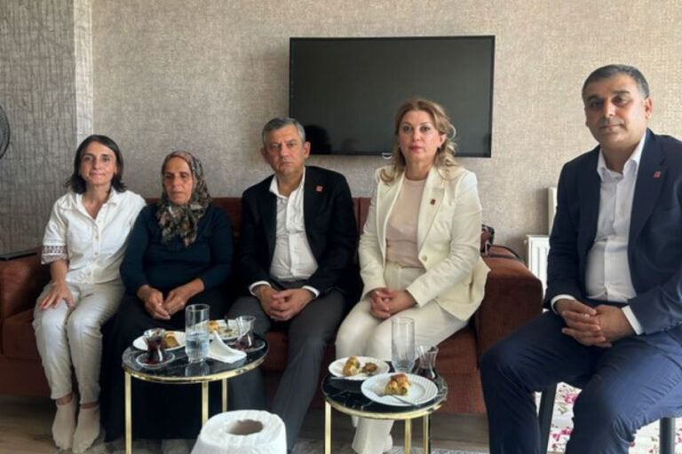 Özgür Özel’den Gülistan Doku’nun ailesine ziyaret