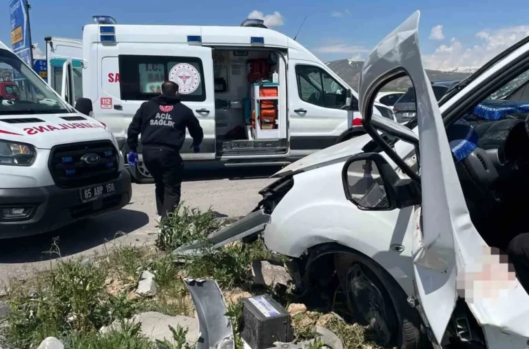 Van’da iki otomobil çarpıştı: 4 ölü