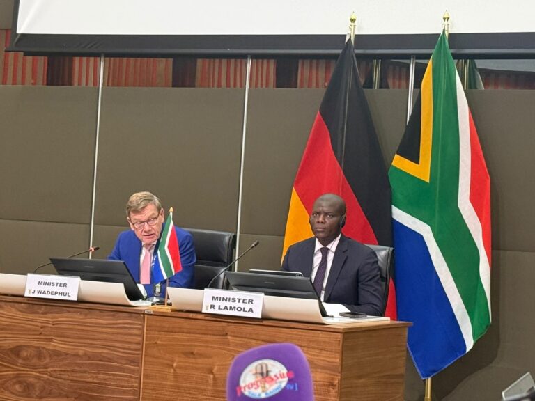 Fotoğraf: Türkmen Terzi Almanya Dışişleri Bakanı Johann David Wadephul, Güney Afrikalı Meslektaşı Ronald Lamola ile Pretoria'da basın toplantısı düzenliyor
