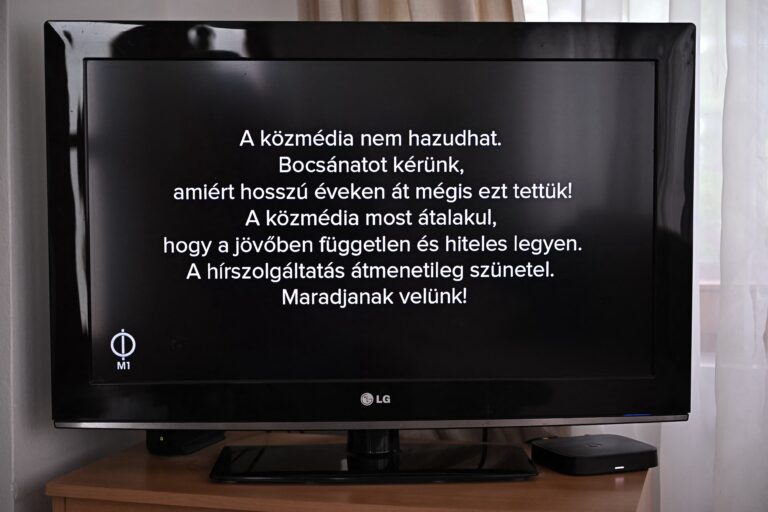 Macar Devlet Televizyonu ekran kararttı: “Yıllarca yalan söyledik, özür dileriz”