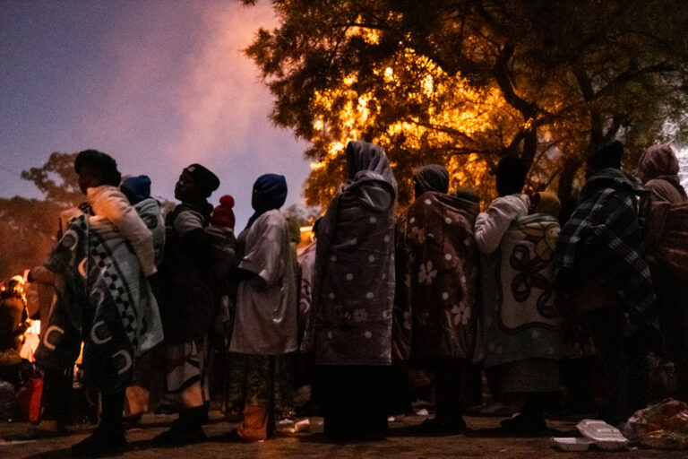 Fotoğraf: Tadeu Andre, Güney Afrika, 30 Haziran 2026. Güney Afrika'da 30 Haziran'da göçmen karşıtı protestolar ve şiddet olaylarının ardından on binlerce kişi evlerini terk ederek parklara, kiliselere ve konsolosluklara sığındı.