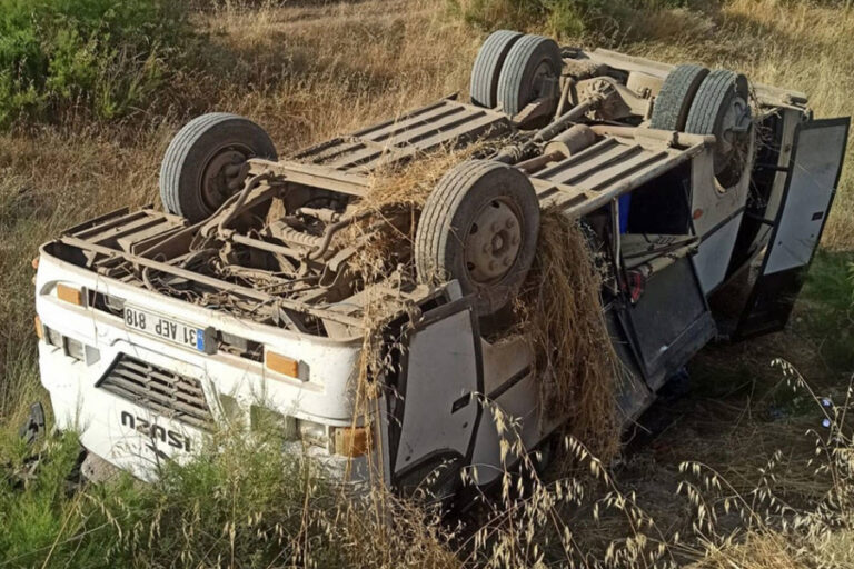 Amasya’da tarım işçilerini taşıyan minibüs devrildi: 6’sı çocuk 16 yaralı