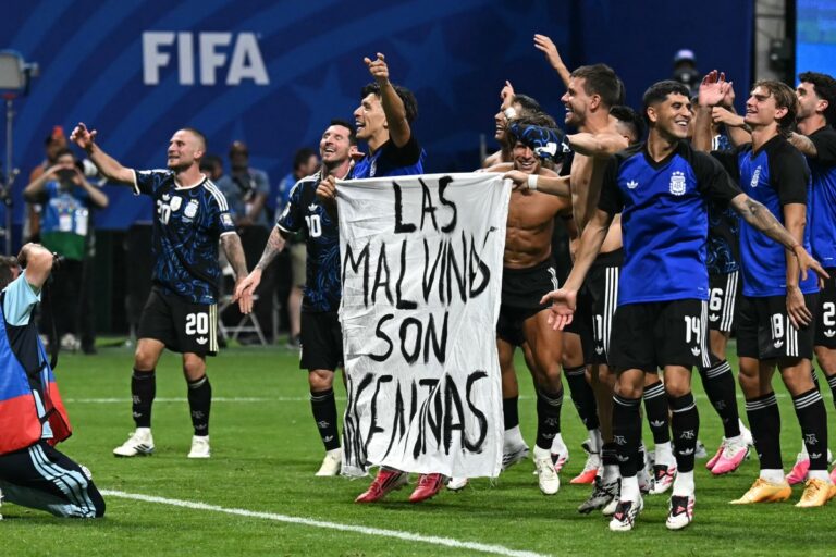 Arjantinli futbolcular galibiyeti ‘Falkland’ pankartı ile kutladı; FIFA’dan ceza bekleniyor