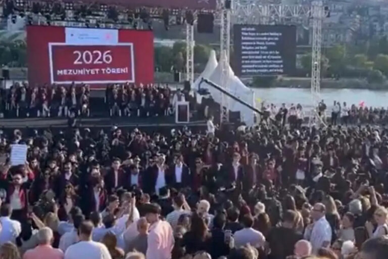 Bilgi Üniversitesi mezuniyetinde ‘kayyım rektör’ protestosu: Öğrenciler rektöre sırtını döndü